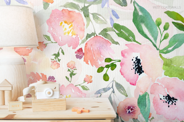 Dinding dengan wallpaper floral yang cerah dan menawan